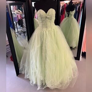 Elegant Strapless Green Prom Dress